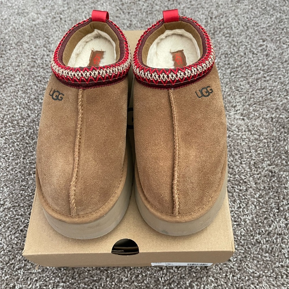 Ugg tazz platform slippers size 9 chestnut (fit like size 8)